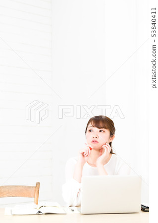 使用一台個人計算機的年輕女子 53840411