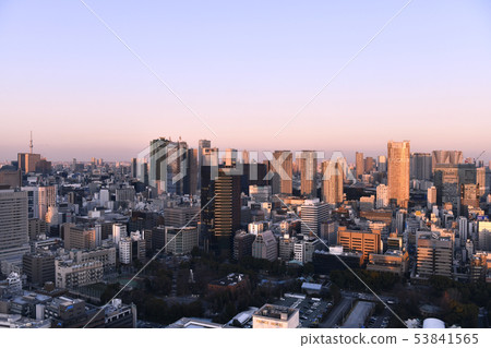 日本的東京都市風景我想看日落，東京天空樹等染色的汐留的摩天大樓。 53841565