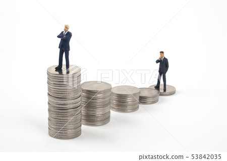 有硬幣塔的微型商人 53842035