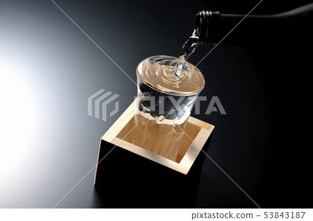 Pour liquor 53843187