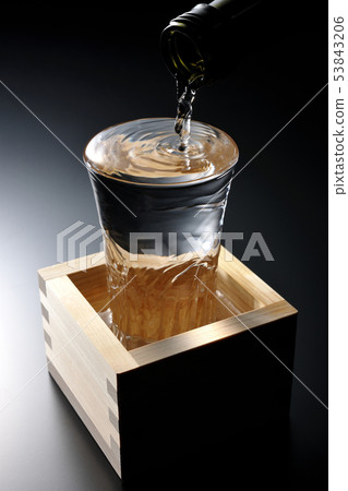 Pour liquor 53843206