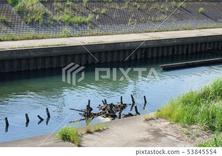 河的護岸 53845554