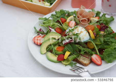 打開三明治的新鮮蔬菜〜與toro toro半熟雞蛋 53846798