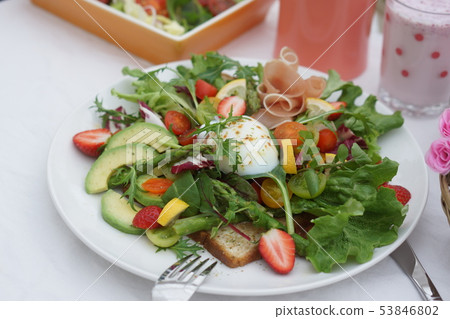 打開三明治的新鮮蔬菜〜與toro toro半熟雞蛋 53846802