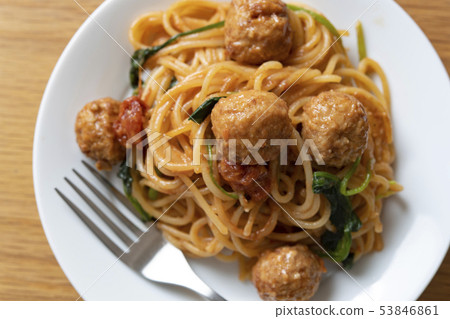 Meatball tomato spaghetti 53846861