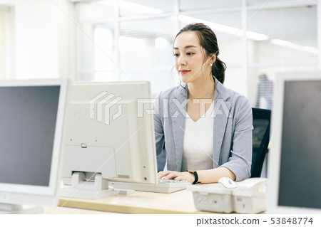 Woman business office 53848774