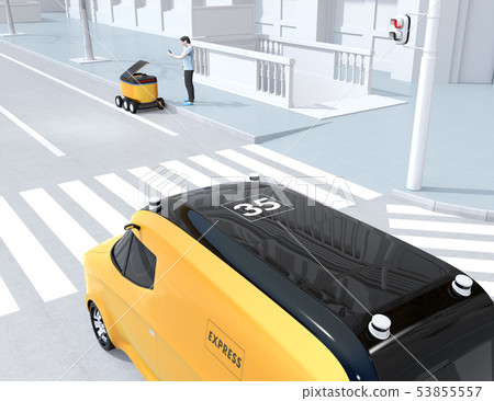 通過交叉口的自駕車送貨車。附近有一個人通過智能手機應用程序從送貨機器人接收包裹 53855557