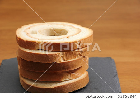 A vehicle stacked on a slate plate. 53856844
