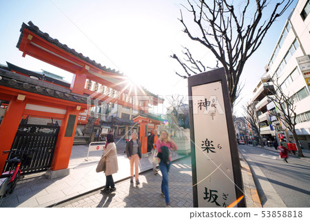 日本的東京都市風景我看Kagurazaka / Bishamon Tenzenkuji寺廟等。 53858818