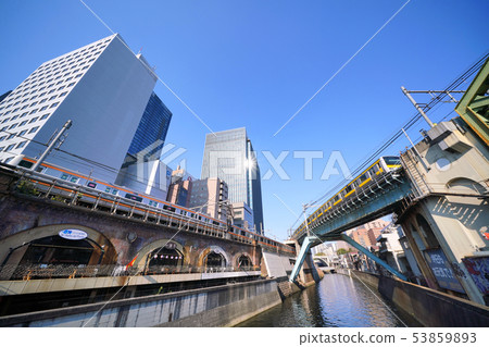 在日本的東京都市風景從Oshonomizu駐地方向/從Shohei橋樑的聖潔橋樑 在日本的東京都市風景從Oshonomizu駐地方向/從Shohei橋樑的聖潔橋樑 53859893