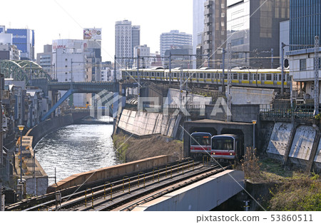 日本東京都市風景東京地鐵丸之內線在地面部分等運行(左後衛是秋葉原) 日本東京都市風景東京地鐵丸之內線在地面部分等運行(左後衛是秋葉原) 53860511