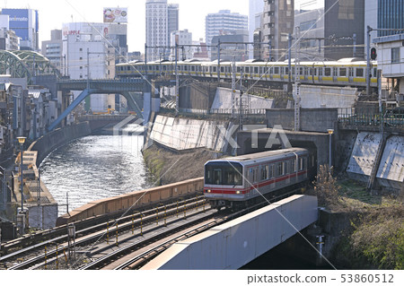 日本東京都市風景東京地鐵丸之內線在地面部分等運行(左後衛是秋葉原) 日本東京都市風景東京地鐵丸之內線在地面部分等運行(左後衛是秋葉原) 53860512