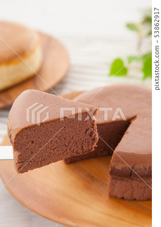 Serve the sponge cake 53862917
