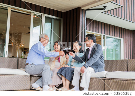 年長夫婦,朋友,夥伴,烤麵包 年長夫婦,朋友,夥伴,烤麵包 53865392