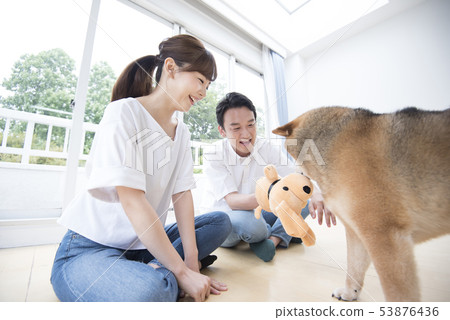Shiba Inu and a couple 53876436