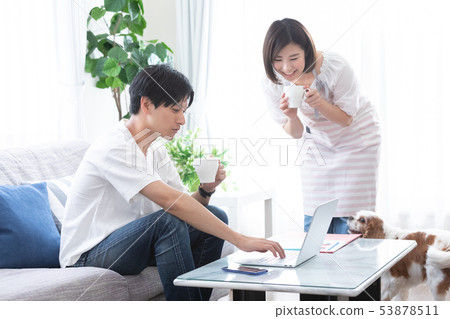 A young couple 53878511