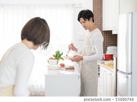 與一對夫婦的家務 與一對夫婦的家務 53880748