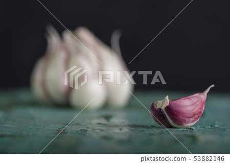 Fresh garlic bulbs on turquoise wooden kitchen 53882146