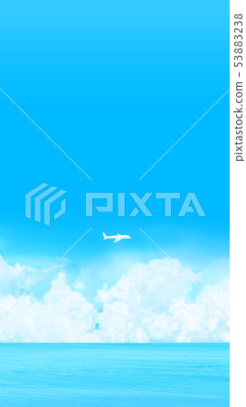 漂浮在海和清楚的天空,以飛機的形式雲彩的雲彩 漂浮在海和清楚的天空,以飛機的形式雲彩的雲彩 53883238