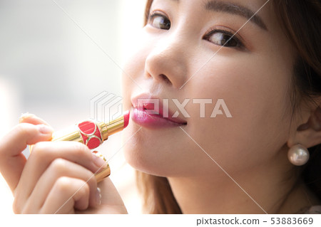 Woman wearing rouge on lips 53883669