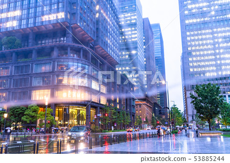 東京，丸之內的東京東京雨夜視圖 53885244