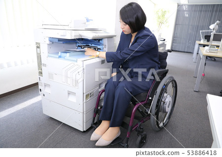 採取拷貝的輪椅僱員 採取拷貝的輪椅僱員 53886418