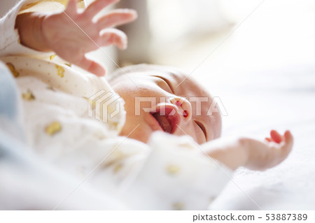 睡著的嬰兒正在飄飄欲仙 睡著的嬰兒正在飄飄欲仙 53887389