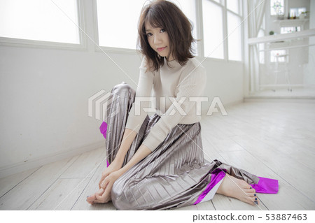 中等捲髮鮑勃風格的女人 53887463