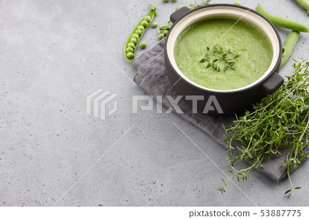 Fresh pea soup with thyme in ceramic pot 53887775