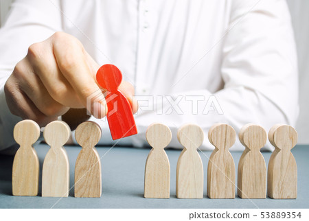The boss dismisses the employee from the team. The boss dismisses the employee from the team. 53889354