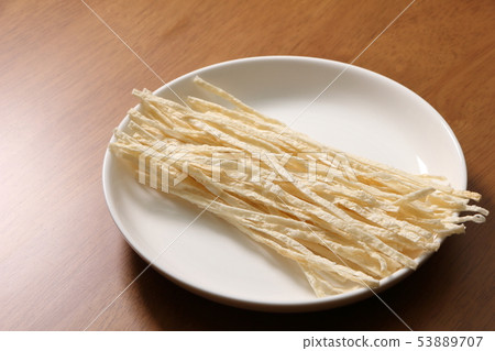 烤kamaboko(生魚片和魚末小吃)。 烤kamaboko(生魚片和魚末小吃)。 53889707