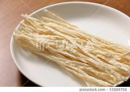 烤kamaboko(生魚片和魚末小吃)。 烤kamaboko(生魚片和魚末小吃)。 53889708