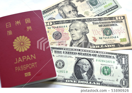 [Overseas travel image] Passport and banknote foreign currency exchange 53890926