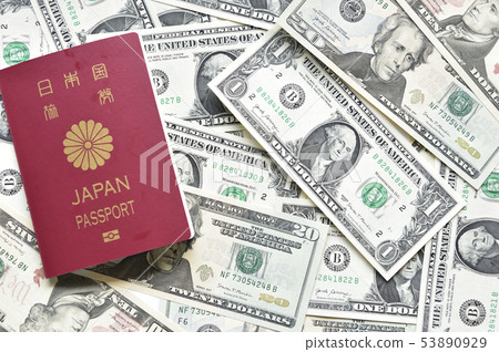 [Overseas travel image] Passport and banknote foreign currency exchange 53890929