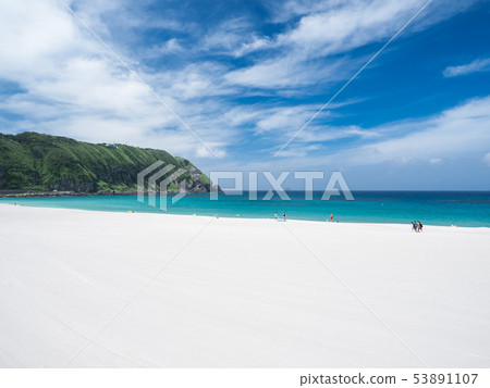 仲夏,海洋藍色的大海和白色的沙灘,前濱海岸,八月的小島風光 仲夏,海洋藍色的大海和白色的沙灘,前濱海岸,八月的小島風光 53891107