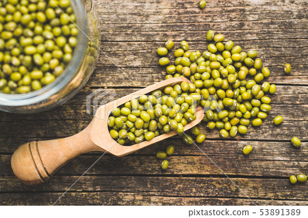 Green mung beans. 53891389