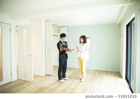 Middle woman to preview 53891859