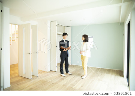 Middle woman to preview 53891861