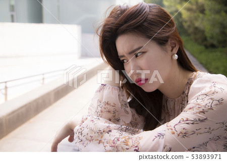 一個充滿怨言的女人 一個充滿怨言的女人 53893971