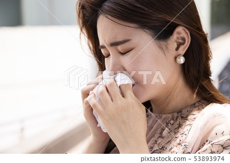 把鼻子放的婦女在組織上 把鼻子放的婦女在組織上 53893974