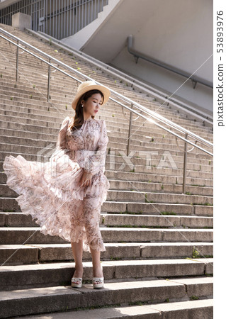 一個女人在風中穿裙子 53893976