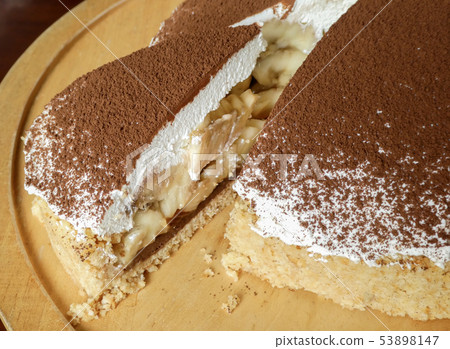 Banoffee pie with bananas and whippeed cream. Banoffee pie with bananas and whippeed cream. 53898147