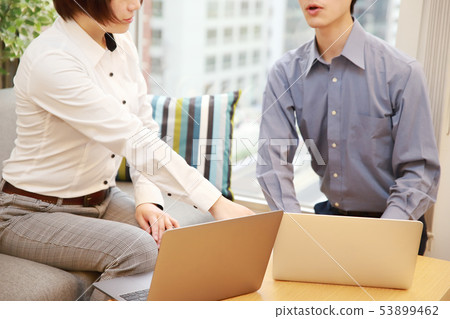 見面在膝上型計算機的男人和婦女 見面在膝上型計算機的男人和婦女 53899462