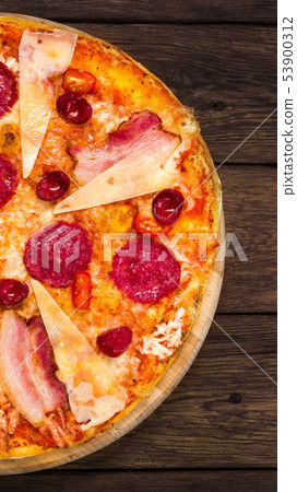 Delicious italian pizza with salami, bacon and parmesan 53900312