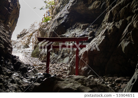 洞穴和鳥居Shishido神社 53904651
