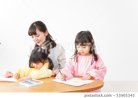 Children and nursery teachers who draw 53905343