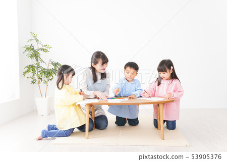 Children and nursery teachers who draw Children and nursery teachers who draw 53905376