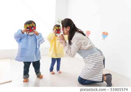 Children doing seasoning beans in kindergarten 53905574