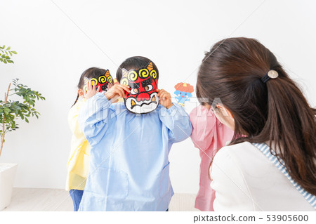 Children doing seasoning beans in kindergarten 53905600