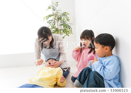 老師教孩子刷牙 53906523